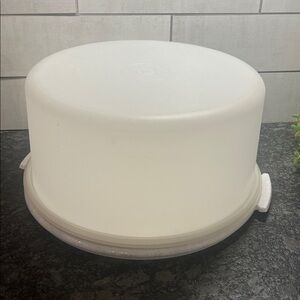 Jumbo Vintage Tupperware cake carrier white lid and speckled base. Exc condition